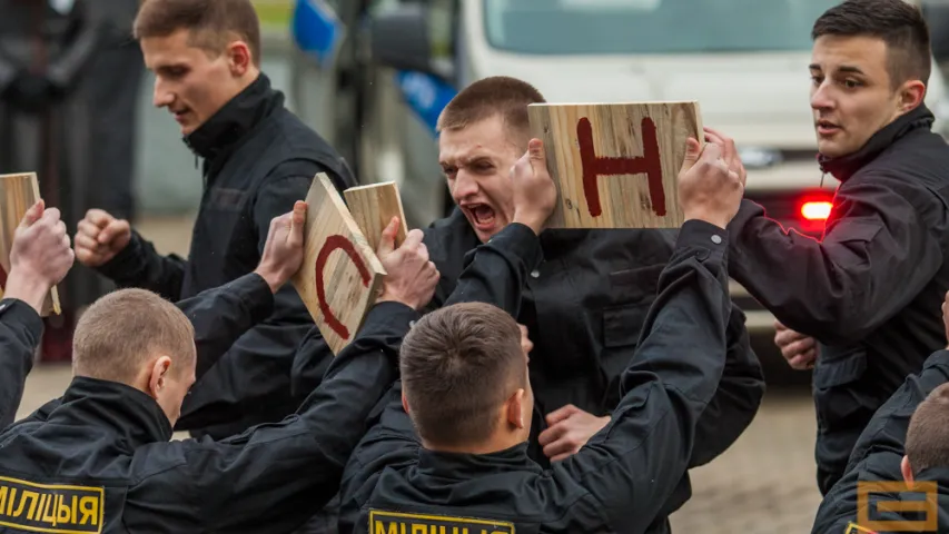 На выставе ў Мінску міліцыя раструшчыла двух "чалавек" (фота)
