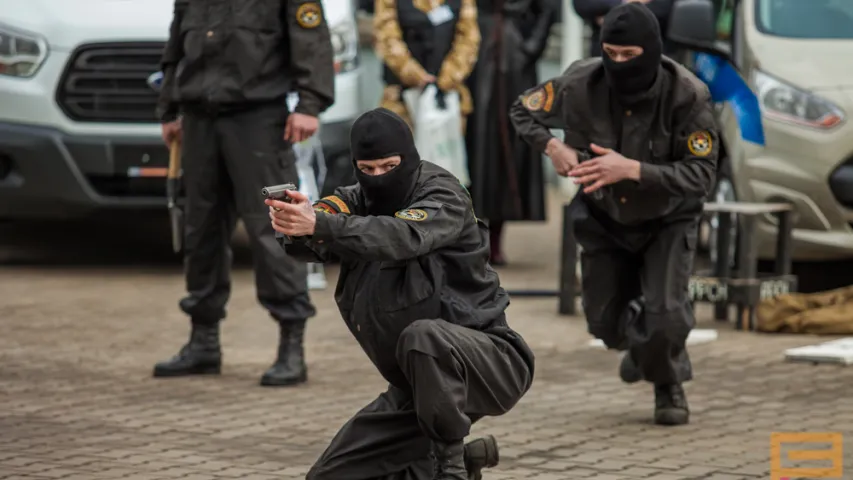 На выставе ў Мінску міліцыя раструшчыла двух "чалавек" (фота)
