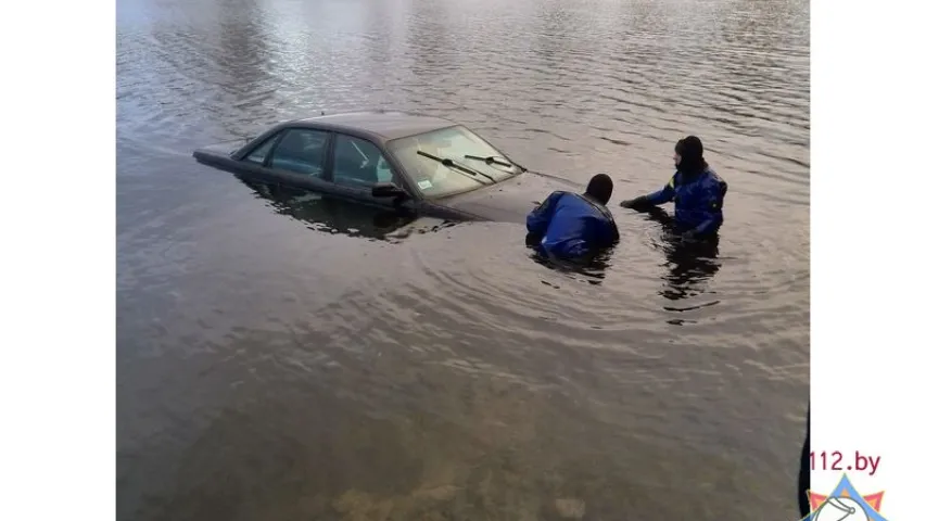 У Пінску ў рацэ Піна "вылоўлівалі" аўтамабіль (фота)