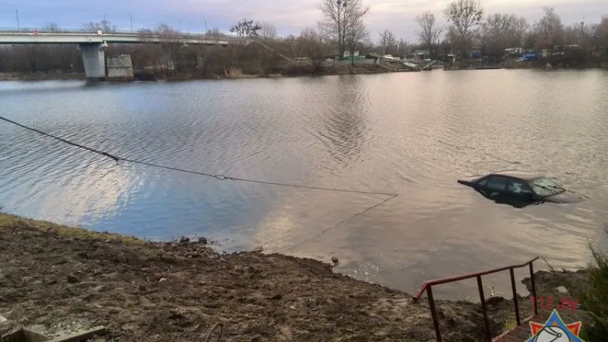 У Пінску ў рацэ Піна "вылоўлівалі" аўтамабіль (фота)