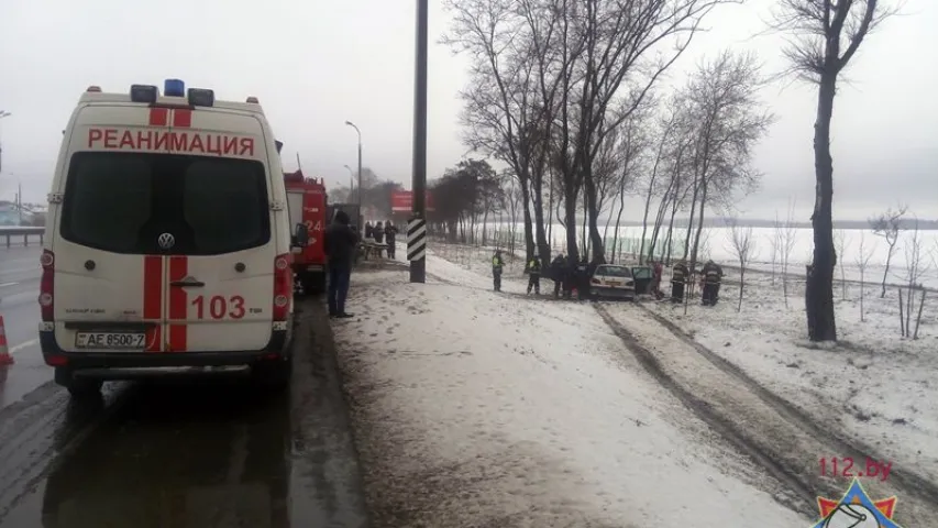 На МКАД таксоўка з'ехала ў кювет і сутыкнулася з дрэвам (фота, відэа)