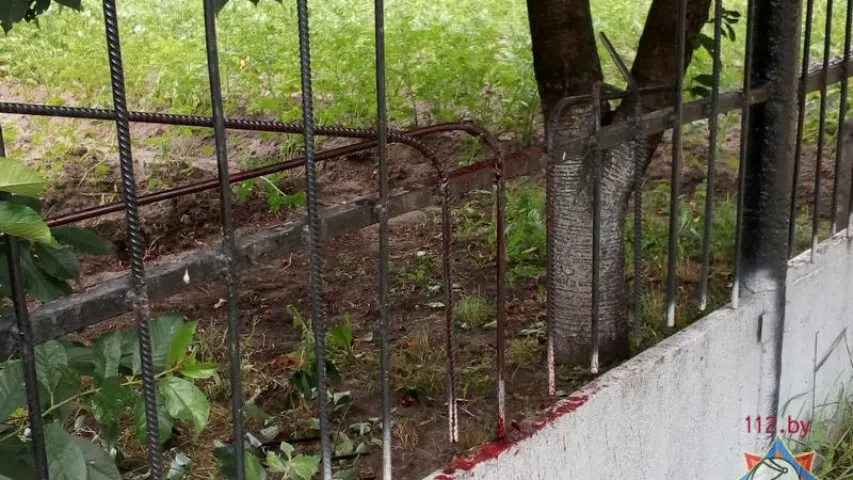 Фотафакт: у Брэсце ратавалі мужчыну, які ўпаў на металічны плот