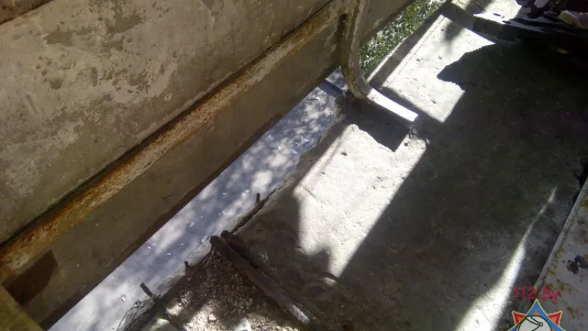 У Брэсце ратавальнікі вызвалілі дзіця, якое захрасла ў балконе (фота)