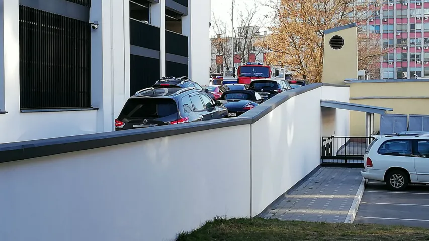 У Мінску на паркінгу гандлёвага цэнтру Galleria гарэў аўтамабіль (фота, відэа)