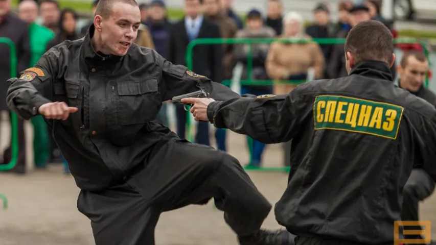 На выставе ў Мінску міліцыя раструшчыла двух "чалавек" (фота)