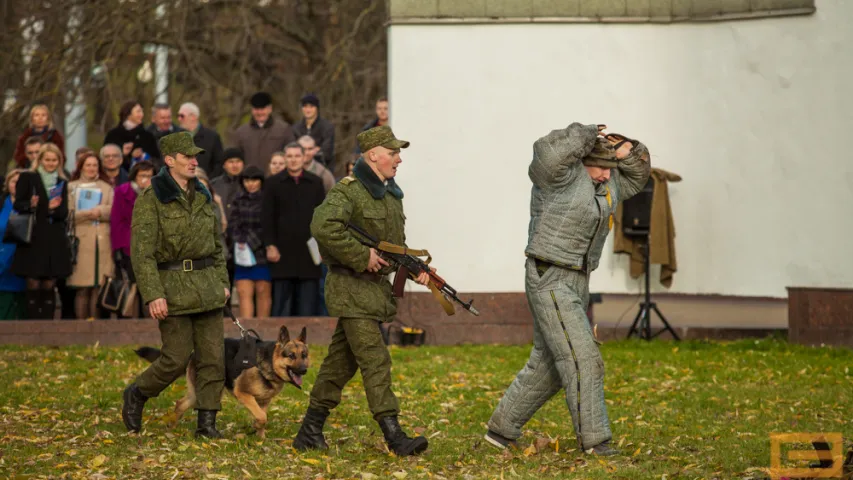 На выставе ў Мінску міліцыя раструшчыла двух "чалавек" (фота)