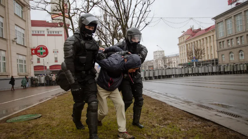 СК адмовіўся правяраць, ці законна АМАП хапае людзей на вулічных акцыях