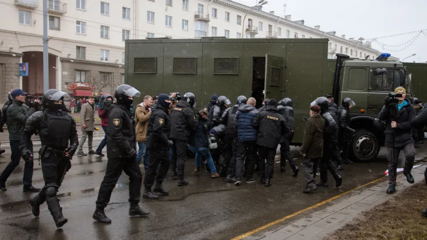 СК адмовіўся правяраць, ці законна АМАП хапае людзей на вулічных акцыях