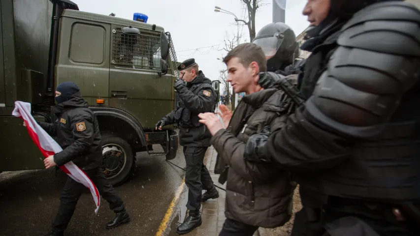СК адмовіўся правяраць, ці законна АМАП хапае людзей на вулічных акцыях