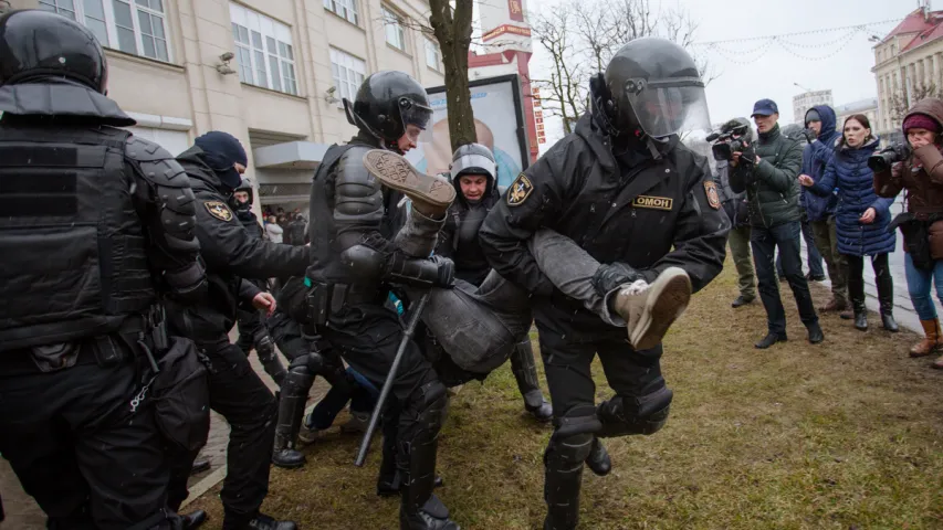 СК адмовіўся правяраць, ці законна АМАП хапае людзей на вулічных акцыях