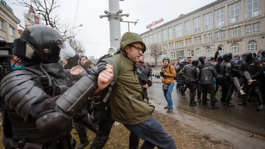 СК адмовіўся правяраць, ці законна АМАП хапае людзей на вулічных акцыях