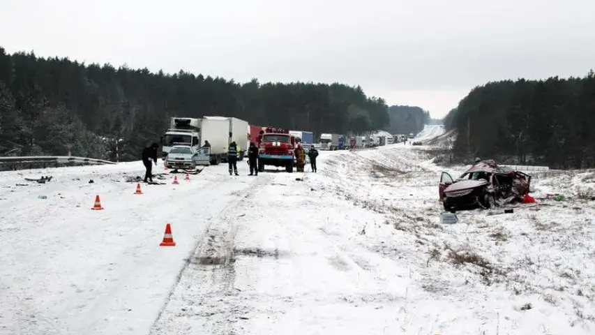 Пад Слонімам легкавік трапіў пад фуру, загінулі два чалавекі