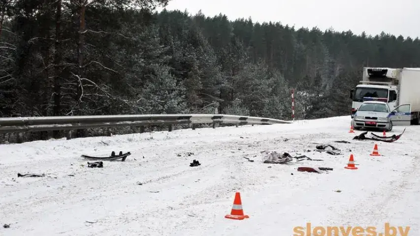 Пад Слонімам легкавік трапіў пад фуру, загінулі два чалавекі