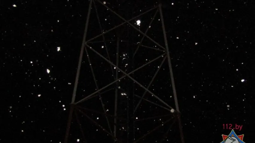 У Мінскім раёне ратавальнікі знялі дзяўчынку з вышыні 45 метраў (фота)