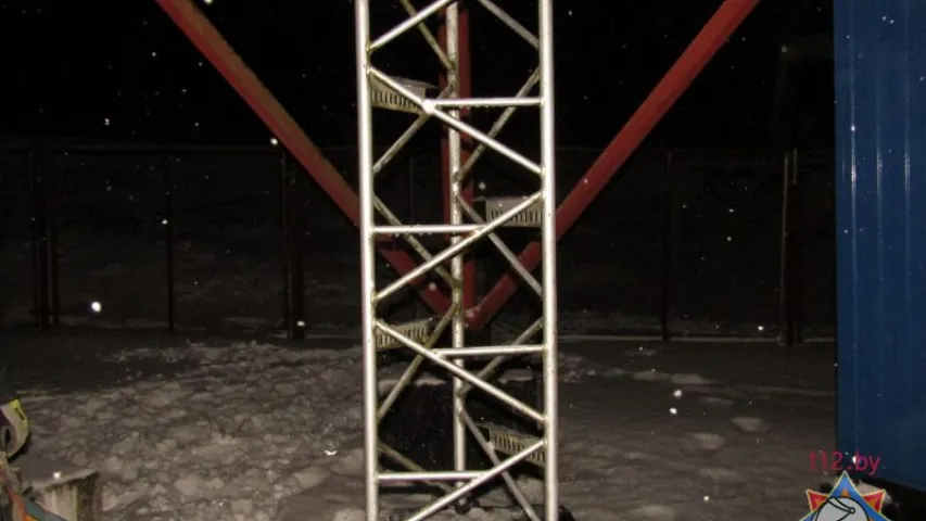 У Мінскім раёне ратавальнікі знялі дзяўчынку з вышыні 45 метраў (фота)