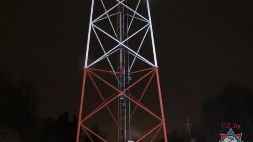 У Мінскім раёне ратавальнікі знялі дзяўчынку з вышыні 45 метраў (фота)