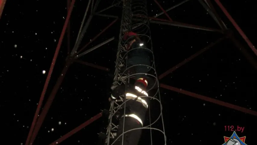 У Мінскім раёне ратавальнікі знялі дзяўчынку з вышыні 45 метраў (фота)