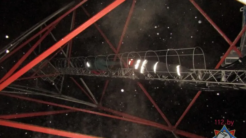 З'явіліся здымкі, як ратавальнікі здымалі дзяўчынку з вежы сотавай сувязі