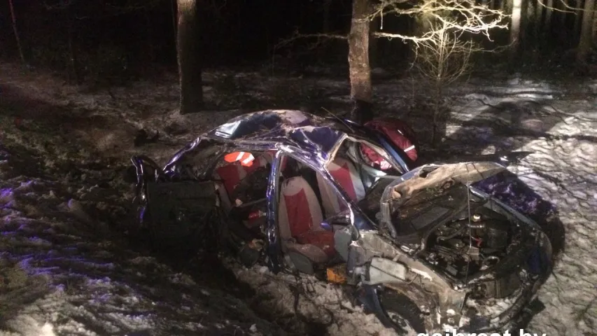 П’яны кіроўца пакінуў у разбітай машыне сваю загінулую дачку і ўцёк