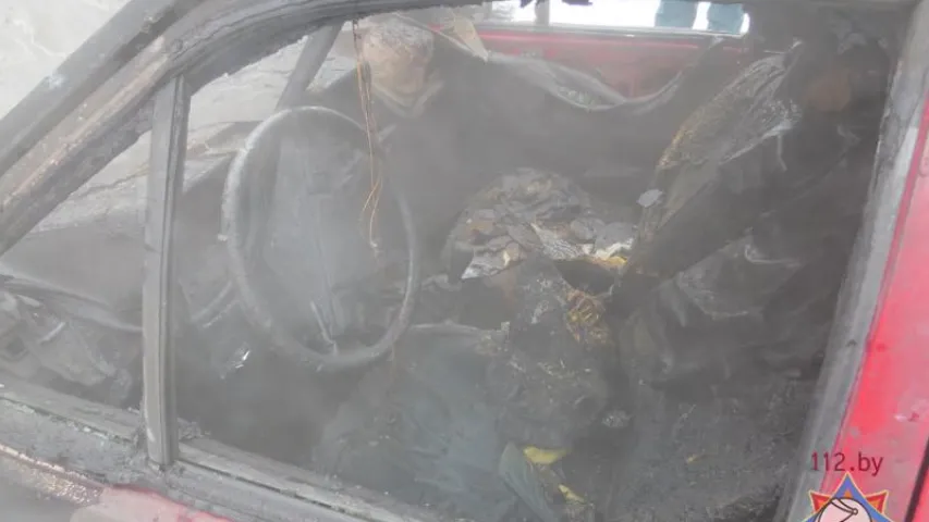 У Мінску ў гаражным кааператыве згарэў Volkswagen Passat (фота)