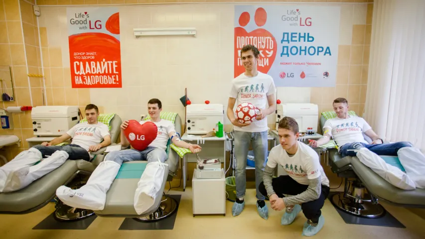 Футбалісты "Крумкачоў" здалі больш за 7 літраў крыві. Фотарэпартаж