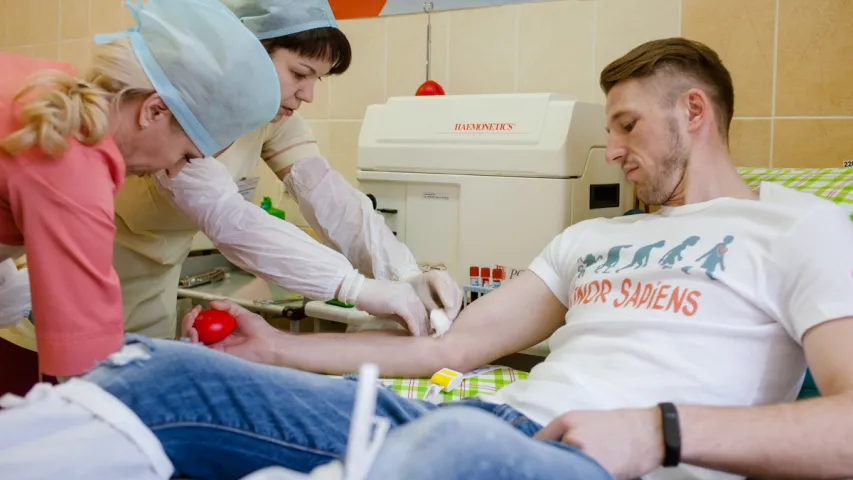 Футбалісты "Крумкачоў" здалі больш за 7 літраў крыві. Фотарэпартаж