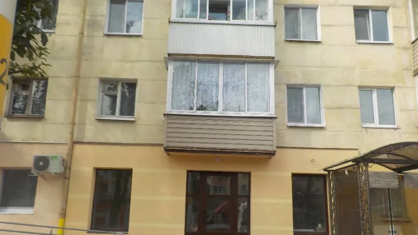 У Бабруйску дзяўчынка спускалася з балкона трэцяга паверха (фота)