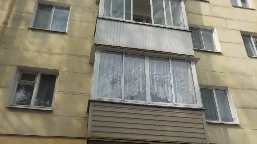 У Бабруйску дзяўчынка спускалася з балкона трэцяга паверха (фота)