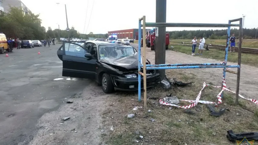 У Брэсце п'яны кіроўца на "Маздзе" наехаў на слуп і трапіў у рэанімацыю