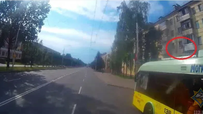 У Бабруйску дзяўчынка спускалася з балкона трэцяга паверха (фота)
