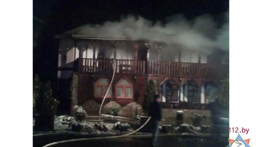 Каля Раўбічаў пад Мінскам гарэла кавярня (фота)