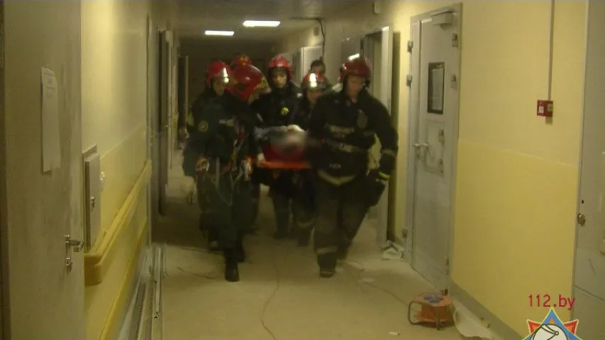 У Мінску мужчына з вышыні пятага паверха ўпаў у шахту ліфта (фота, відэа)