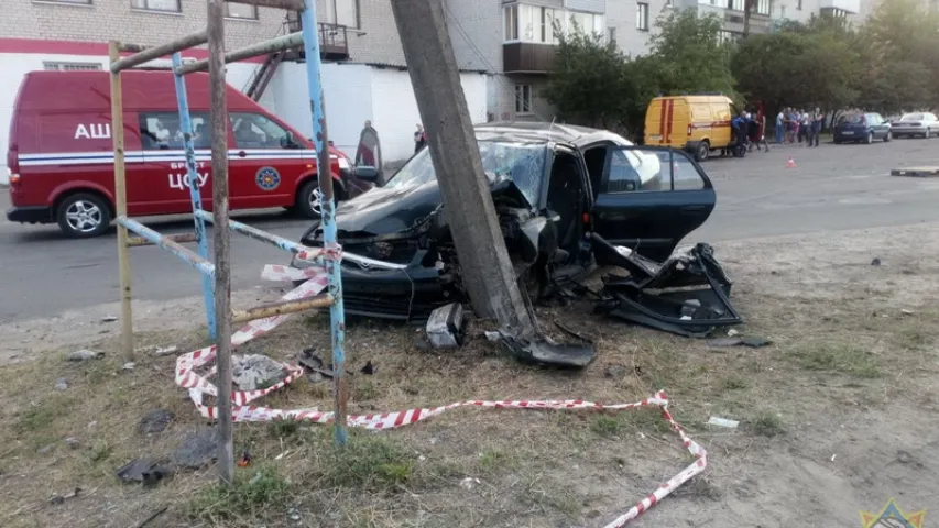 У Брэсце п'яны кіроўца на "Маздзе" наехаў на слуп і трапіў у рэанімацыю