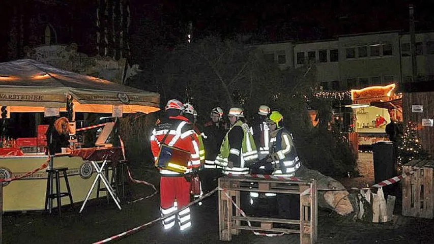 На плошчы ў Германіі на людзей павалілася калядная ялінка