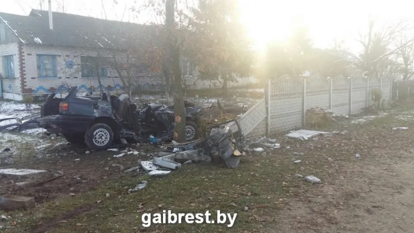У Камянецкім раёне аўтамабіль падчас абгону сутыкнуўся з дрэвам, двое загінулых