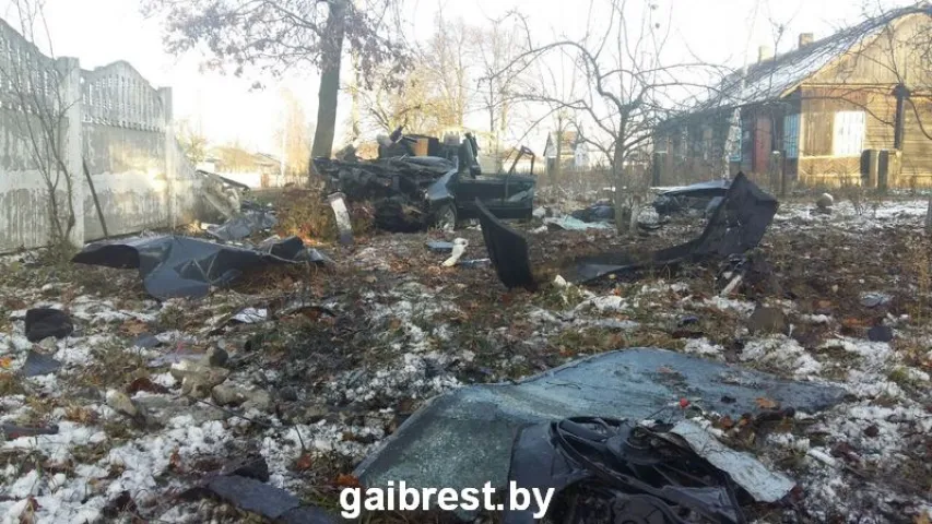 У Камянецкім раёне аўтамабіль падчас абгону сутыкнуўся з дрэвам, двое загінулых