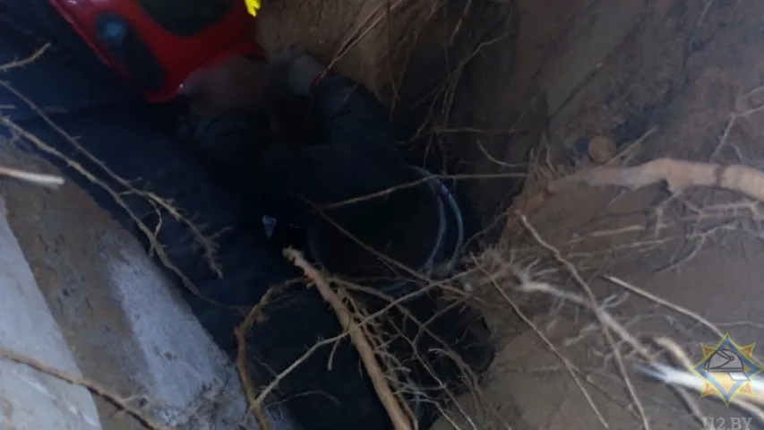У Баранавічах мужчыну па галаву засыпала грунтам у траншэі