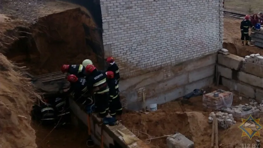 У Баранавічах мужчыну па галаву засыпала грунтам у траншэі