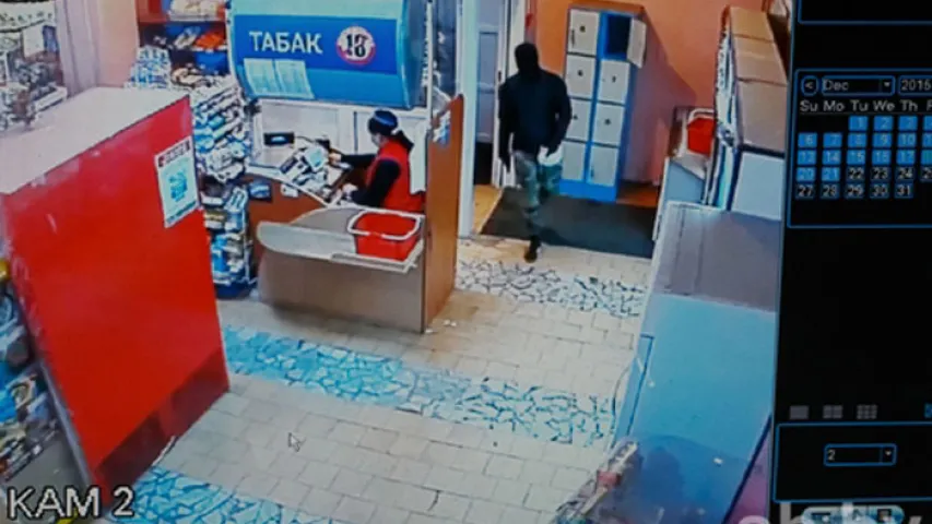 Мужчына з пісталетам і ў масцы абрабаваў мінскую краму (фота)