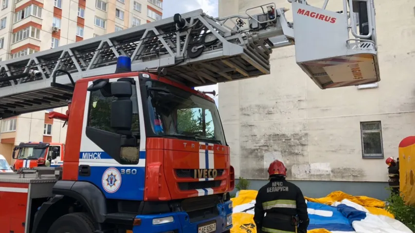 Міліцыя і медыкі гадзіну адгаворвалі мінчука, які хацеў саскочыць з даху