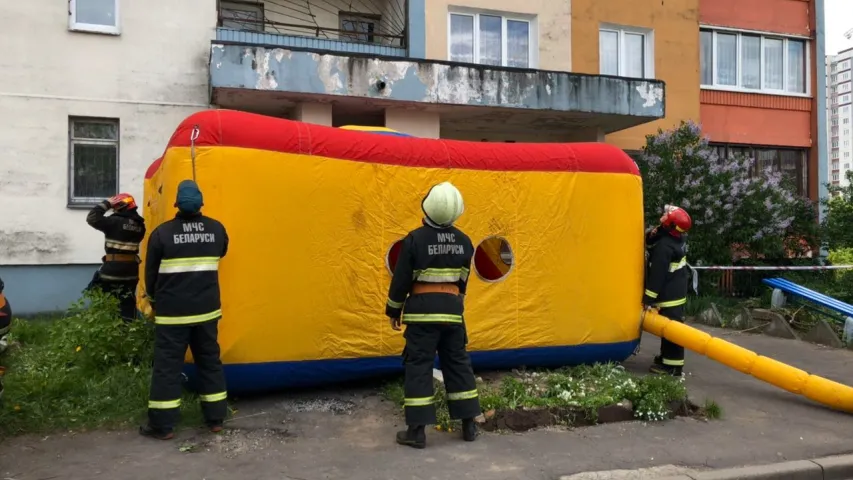 Міліцыя і медыкі гадзіну адгаворвалі мінчука, які хацеў саскочыць з даху