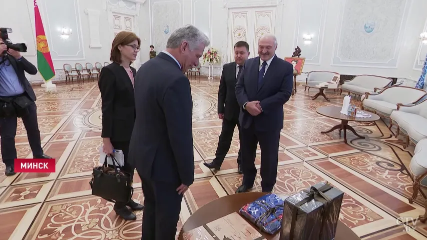 Лукашэнка атрымаў у падарунак кубінскія цыгары і ром