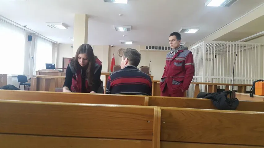 Фотафакт: Да Алеся Лагвінца ў суд выклікалі медыкаў