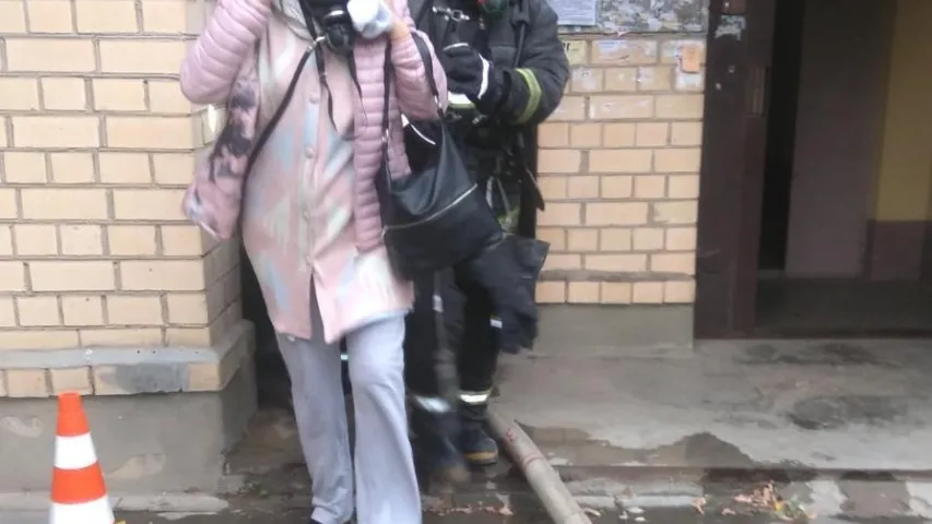 На пажары ў Мінску жанчына аказалася заблакаванай у ліфце