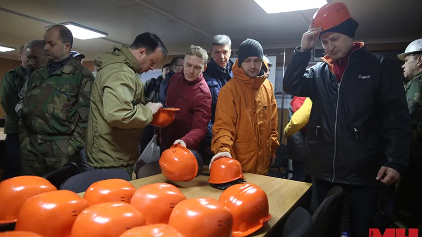Кіраўніца Адміністрацыі прэзідэнта фарбавала трубы на стадыёне “Дынама” (фота)