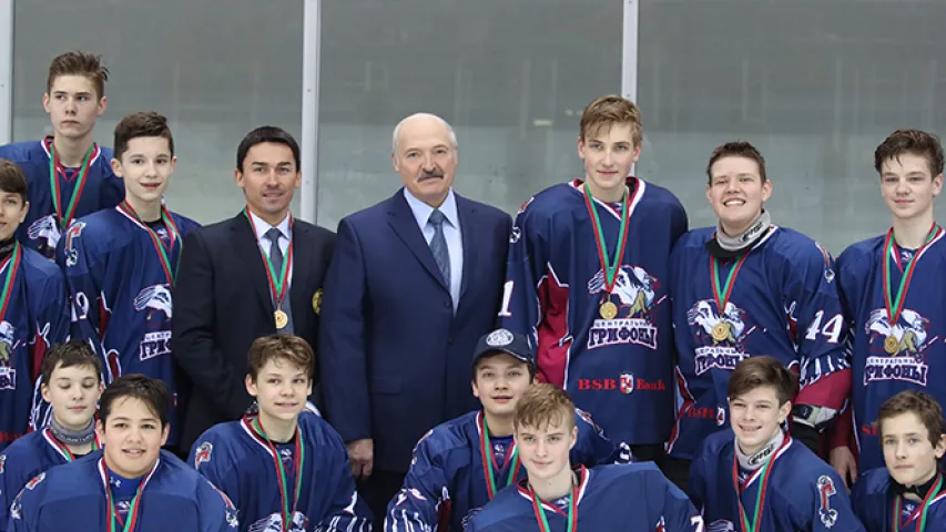 Лукашэнка на хакейным турніры ўзнагародзіў сына (фота)