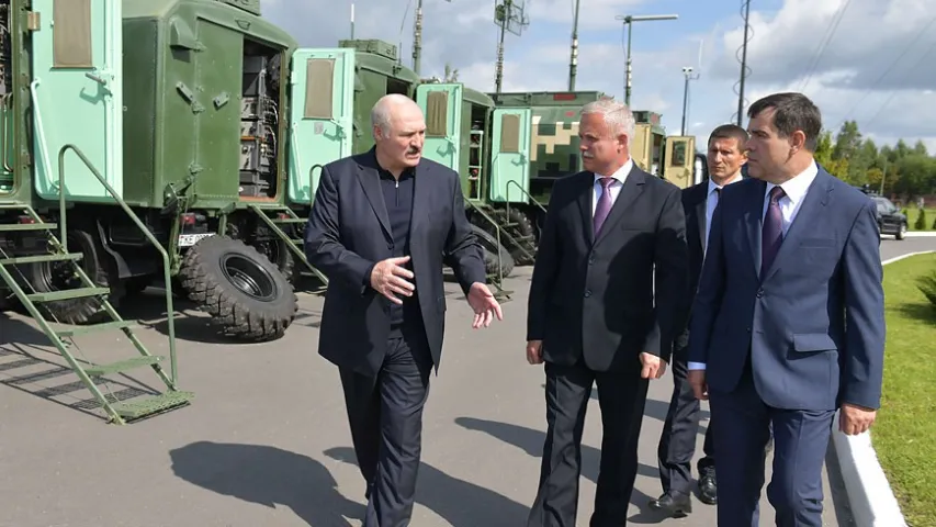 Лукашэнку паказалі спецтэхніку КДБ для нейтралізацыі беспілотнікаў