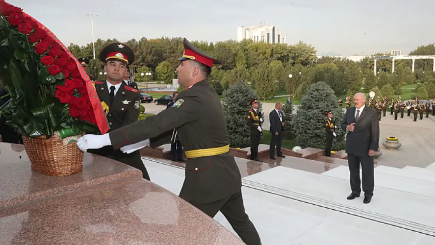 Лукашэнка ў Ташкенце ўсклаў кветкі да помніка першаму прэзідэнту Узбекістана