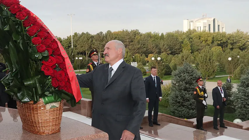 Лукашэнка ў Ташкенце ўсклаў кветкі да помніка першаму прэзідэнту Узбекістана