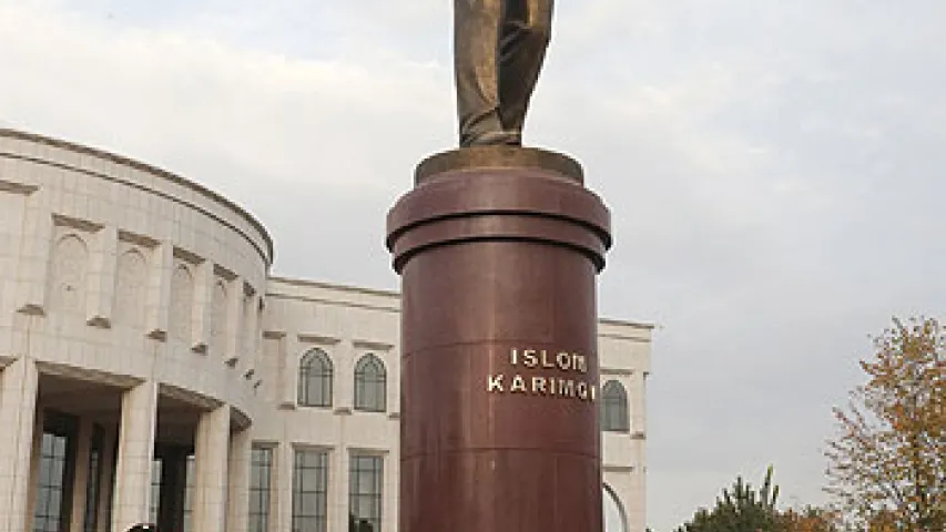 Лукашэнка ў Ташкенце ўсклаў кветкі да помніка першаму прэзідэнту Узбекістана